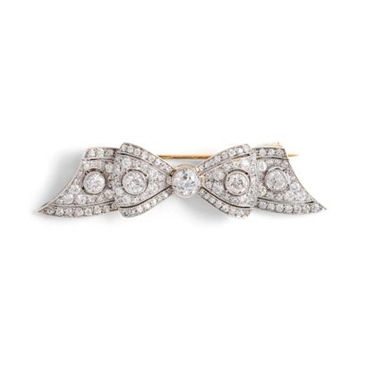 null 14K 585‰ two-tone gold brooch in the form of a bow, set with old-cut diamonds,...