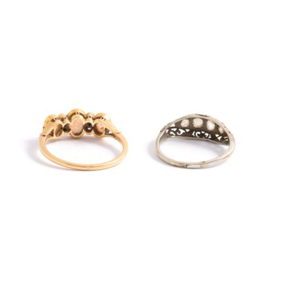 null Lot including: 

- Two-tone 18K gold 750‰ garter ring, adorned with oval-shaped...