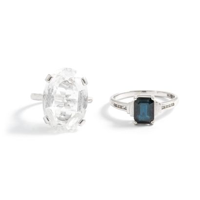 null Two 18K white gold 750‰ rings, one set with a rectangular-shaped blue stone...