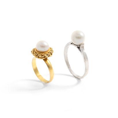 null An 18K gold 750‰ lot comprising a yellow gold ring adorned with a cultured pearl...