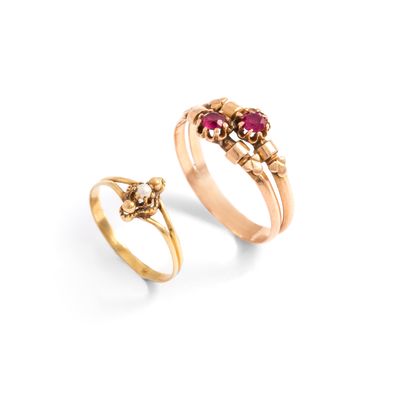 null Ring in 18K yellow gold 750‰, adorned in its center with two red stones, the...