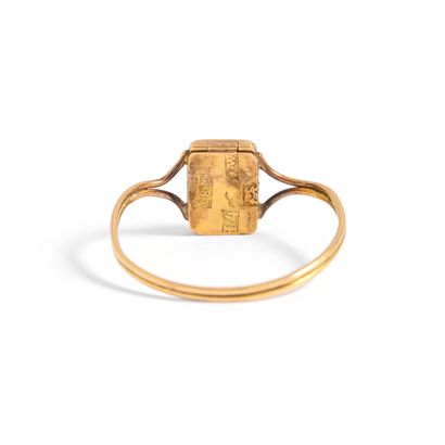 null 18K yellow gold 750‰ secret ring, adorned with a rectangular-shaped box, set...