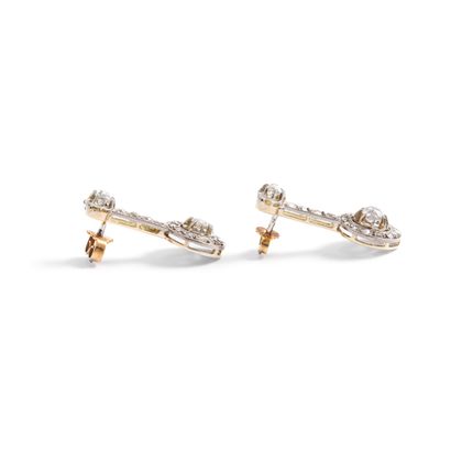 null Pair of 18K two-tone gold 750‰ earrings adorned with a round design topped with...