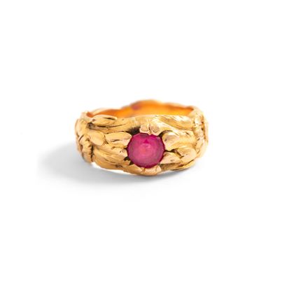 null 18K yellow gold 750‰ ring, adorned with a red stone in the center, the ring...