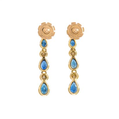 null Pair of 18K yellow gold 750‰ hinged earrings set with a drop of pear-cut sapphires...
