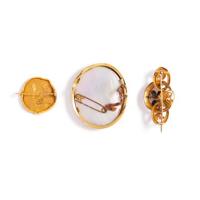 null Lot in 18K yellow gold 750‰ comprising: 

- Oval-shaped brooch, adorned with...
