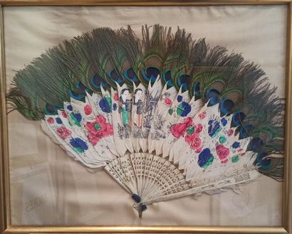  CHINE, XIXème siècle. 
Eventail en plumes et plumes de paon peintes à décor de fleurs...