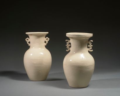 Paire de vases en porcelaine blanche

Chine,...