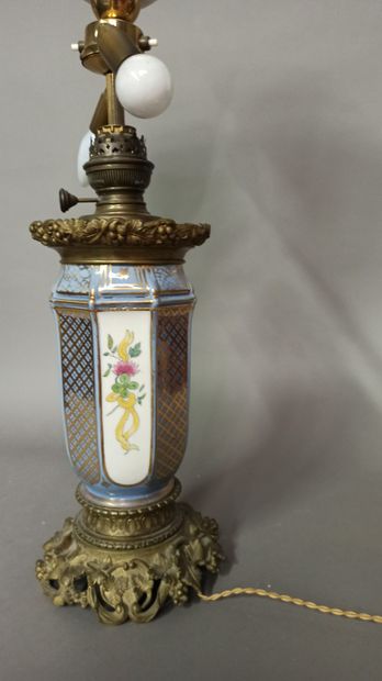 null BAYEUX 

Vase with cut sides out of porcelain with blue bottom and decoration...