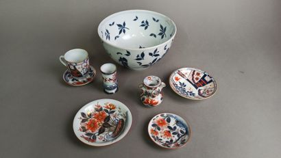 null BAYEUX

Set in enamelled porcelain including a cup (D. 22,5 cm), a bouquetière,...