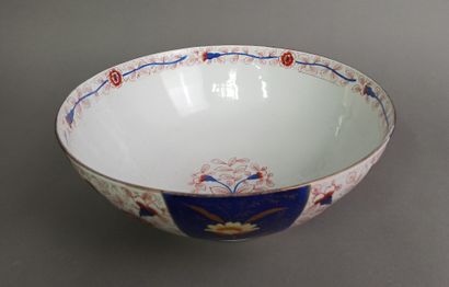 null BAYEUX 

Important blue and red enamelled porcelain cup with flowers in reserves....