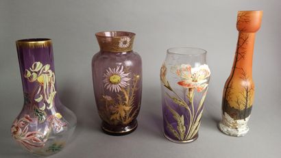 null LEGRAS

Vase en verre émaillé polychome à décor peint d'un paysage enneigé....