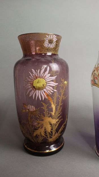 null LEGRAS

Vase en verre émaillé polychome à décor peint d'un paysage enneigé....