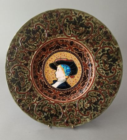BORDEAUX, Old man

Round earthenware dish...