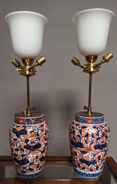 null JAPAN, 20th century

Two ovoid porcelain vases with polychrome Imari decoration...