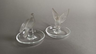 null LALIQUE France 

Two "Colombe" baguiers in pressed molded crystal. 

Signed.

H....