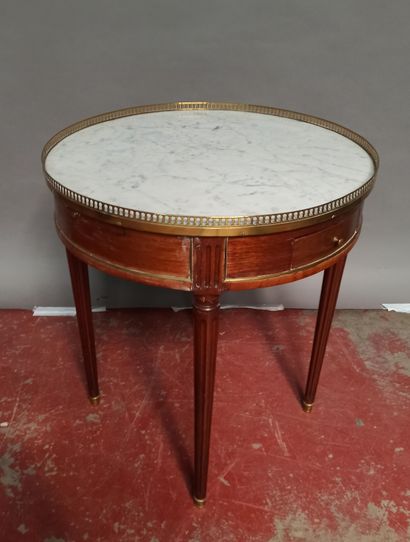 null Table bouillotte in wood and veneer and brass opening with two drawers and two...