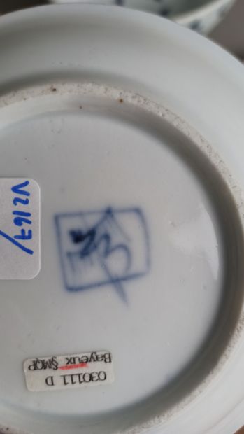 null BAYEUX

Set in enamelled porcelain including a cup (D. 22,5 cm), a bouquetière,...