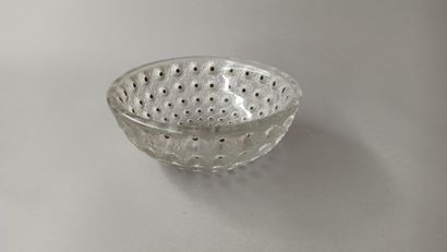 null R. LALIQUE FRANCE 

Glass bowl with decoration in relief of daisies. 

Signed...