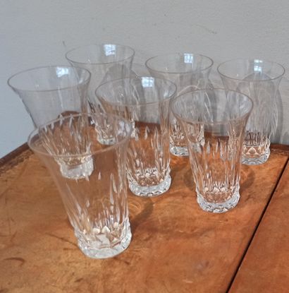null 
Lot comprenant :




- Vase en cristal taillé de Baccarat. H. 25 cm (éclats).




-...