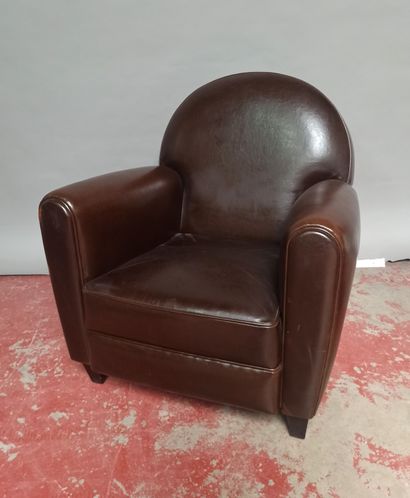 Brown leather club chair.

76 x 56 x 78 cm...