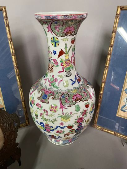 null Lot including:

- Vase and plate in porcelain

- Two embroidered fabrics, framed

-...