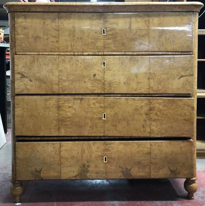 null Veneer chest of drawers opening to four drawers. 

Partly 19th century. 

Restorations....