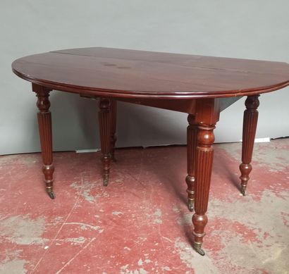 null Dining room table with shutters in mahogany, six turned legs with gadroons ending...