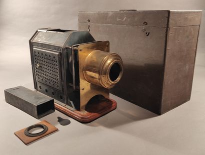 null Lantern of projection known as "magic lantern", in its box, c.1900

H: 25 cm...
