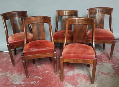 null Lot including five mahogany and mahogany veneer gondola chairs (different models).

19th...