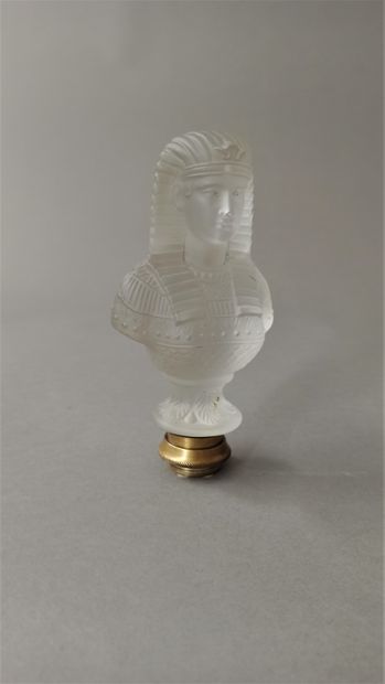 null Mascotte en verre moulé-pressé en forme de pharaon.

H. 14 cm 

Accidents.