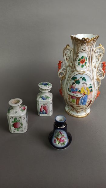 null 
BAYEUX, PARIS et divers




Lot comprenant un vase en porcelaine à décor polychrome...