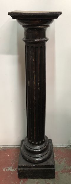 null A column in varnished fluted wood and a column in black lacquered turned wood....