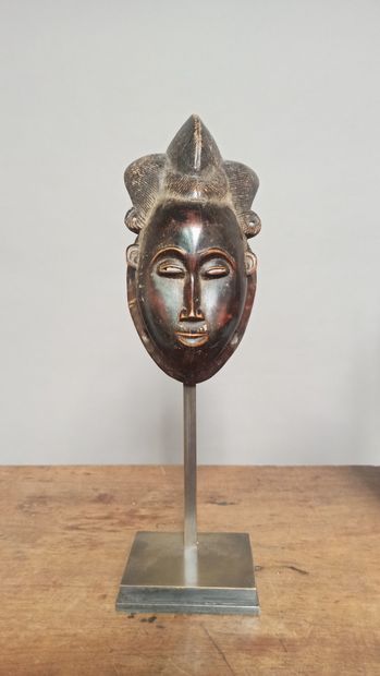 null Mask in the Baule style, Ivory Coast 

Carved wood with a brown-red patina.

H....