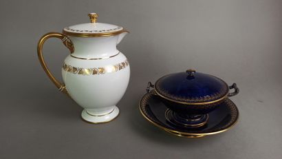 
SEVRES




Ecuelle and its tray in blue...
