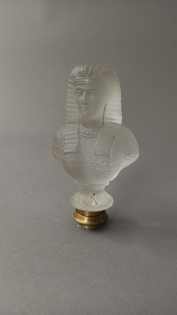 null Mascotte en verre moulé-pressé en forme de pharaon.

H. 14 cm 

Accidents.