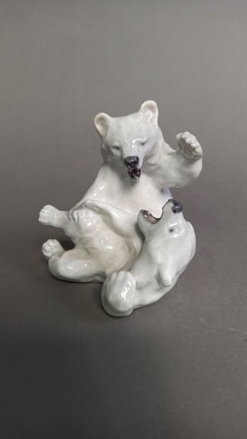 null ROYAL COPENHAGEN 

Bear fight 

Group in polychrome enamelled porcelain. 

Marked...