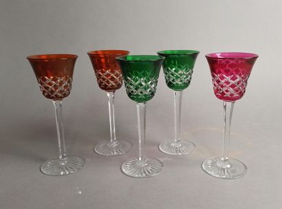 null BACCARAT

Suite of 5 stemmed glasses out of polychrome cut crystal. 

Marked.

H....