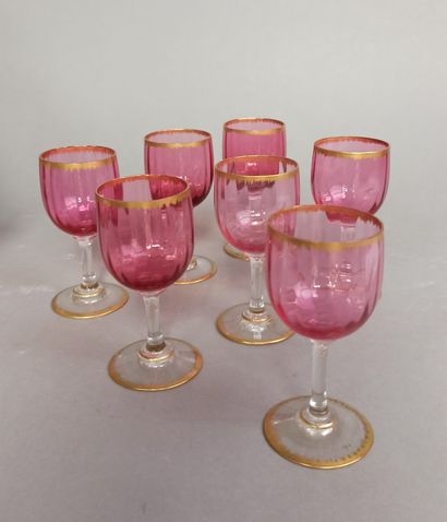 null DAUM, attributed to 

Suite of 7 stemmed glasses in pink and translucent crystal,...
