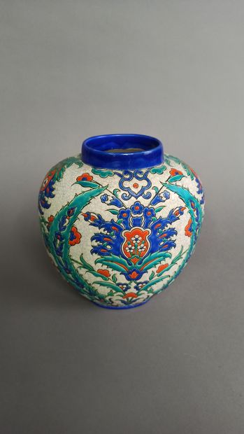 null KERAMIS 

Vase en céramique émaillée polychrome à décor dans le goût Iznik sur...