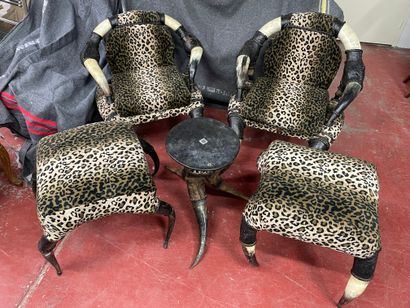 null Pair of armchairs, two footrests and a table in horns, leather and imitation...