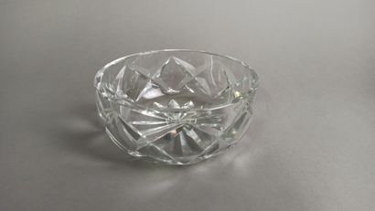 null SAINT-LOUIS

Lot including : 

- two cut crystal vases. Marked on the back....