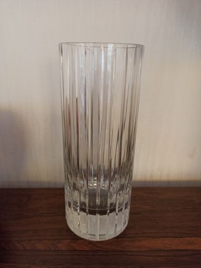 BACCARAT

Vase de forme tubulaire en verre...