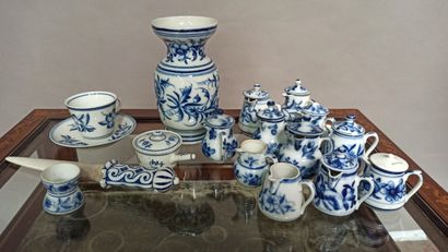 BAYEUX

Lot in porcelain including a vase,...