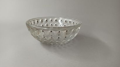 null R. LALIQUE FRANCE 

Glass bowl with decoration in relief of daisies. 

Signed...