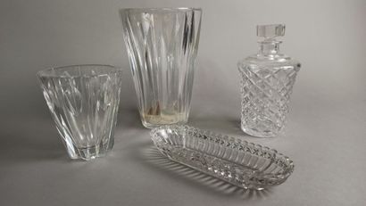null SAINT-LOUIS

Lot including : 

- two cut crystal vases. Marked on the back....