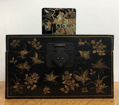 null Black lacquered wood chest decorated with flowers and golden scrolls. 

27 x...