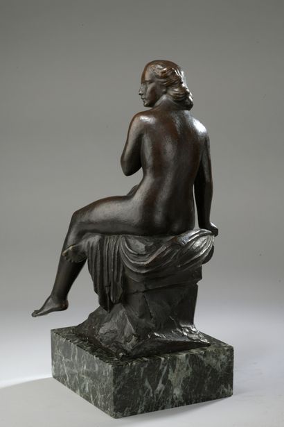 null Pierre-Marie Poisson (1876-1953) 

Baigneuse assise

Bronze à patine brune Signé...