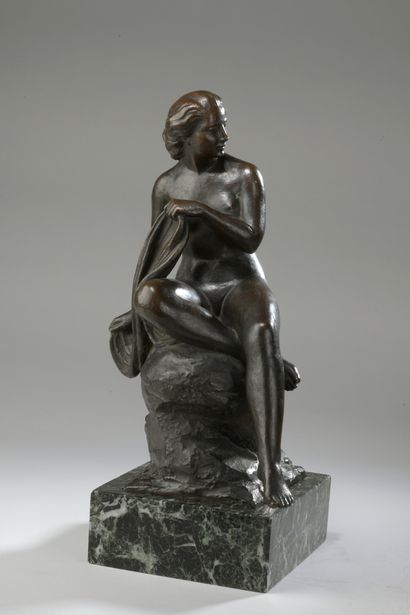 null Pierre-Marie Poisson (1876-1953) 

Baigneuse assise

Bronze à patine brune Signé...
