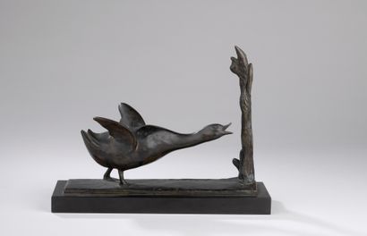 null Maurice Prost (1894-1967) 

L’oie et l’escargot

Bronze à patine brune

Signé...